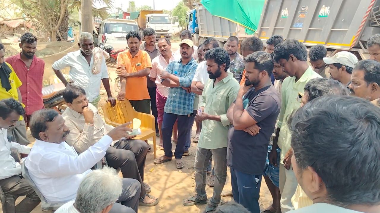 ఏరూరులో గ్రామస్తుల నిరసన – లారీల రాకపోకలతో దెబ్బతిన్న రహదారి