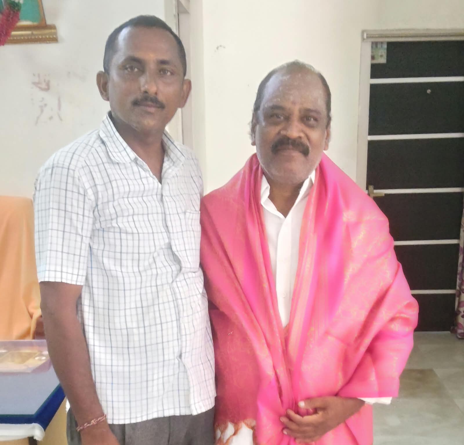 నూతన ఈవో చిట్టిబాబును మర్యాదపూర్వకంగా కలిసిన పేపళ్ల అమరయ్య నాయుడు
