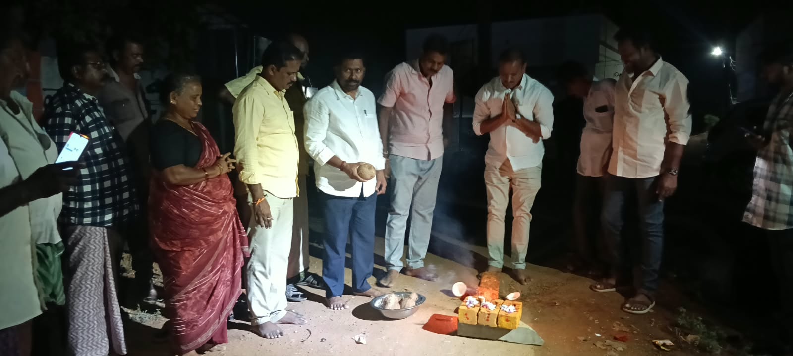 గాంధీనగర్‌లో సీసీ రోడ్ల నిర్మాణానికి శంకుస్థాపన..
